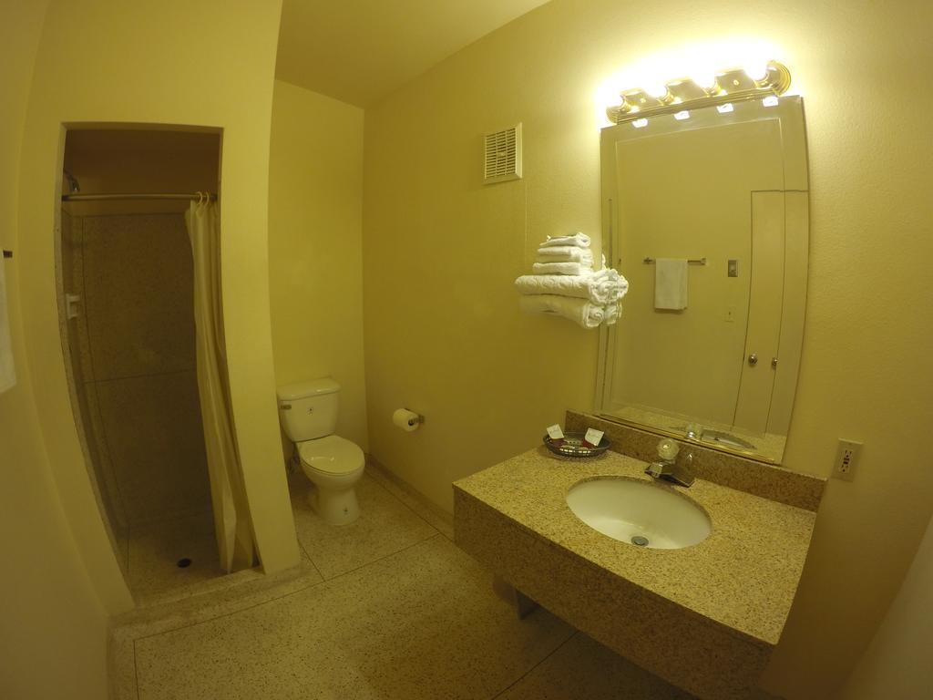 Indio Holiday Motel Extérieur photo