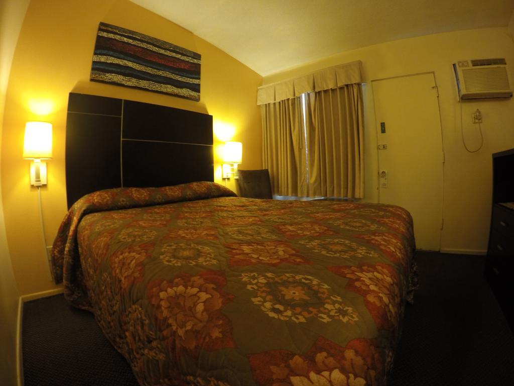 Indio Holiday Motel Extérieur photo