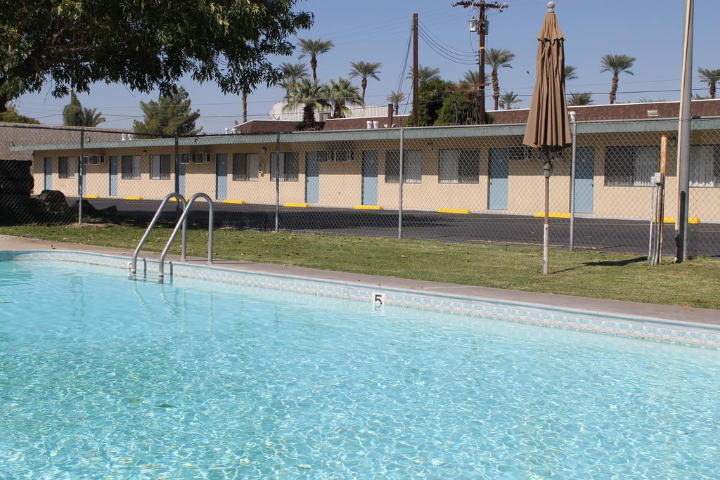 Indio Holiday Motel Extérieur photo