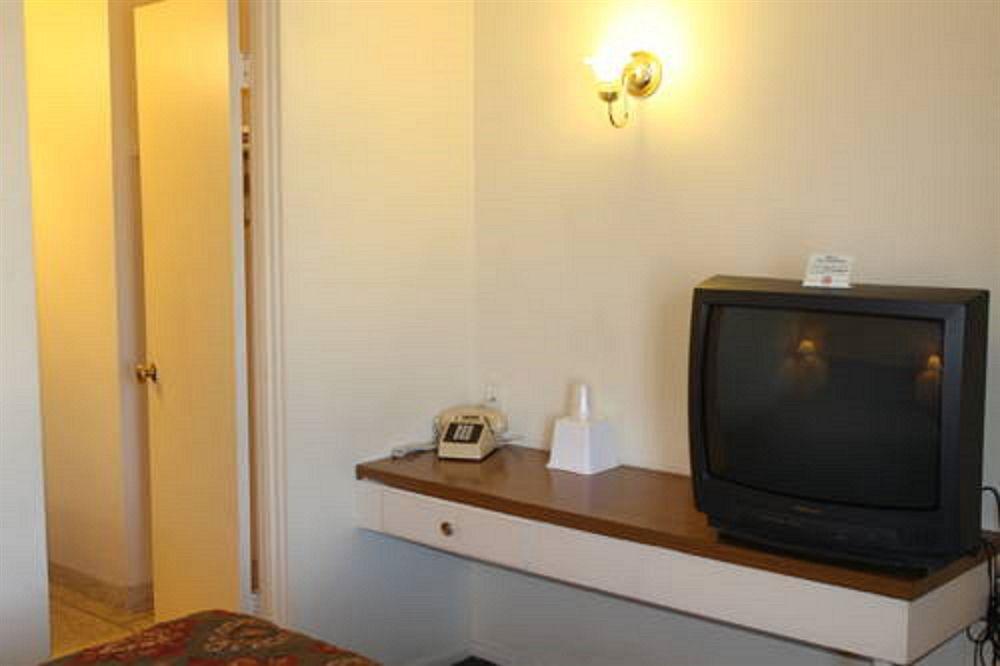 Indio Holiday Motel Extérieur photo