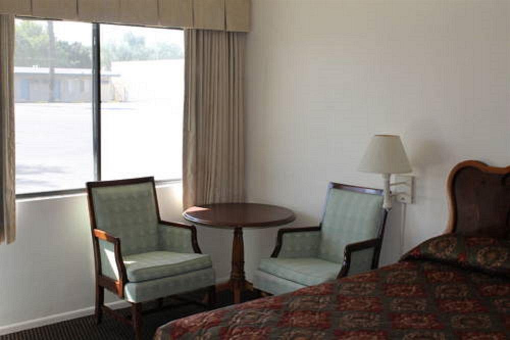 Indio Holiday Motel Extérieur photo